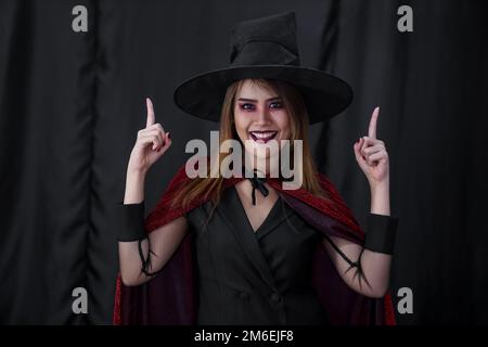 Ritratto di donna asiatica in tessuto di Halloween Foto Stock