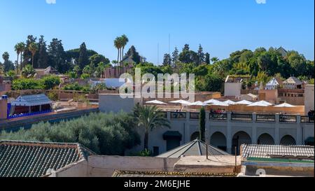 Sopra i tetti a Marrakech. Ripresa dalla terrazza sul tetto della Maison des Epices. Minareti a moderni pannelli solari; palme a piatti satellitari. Foto Stock