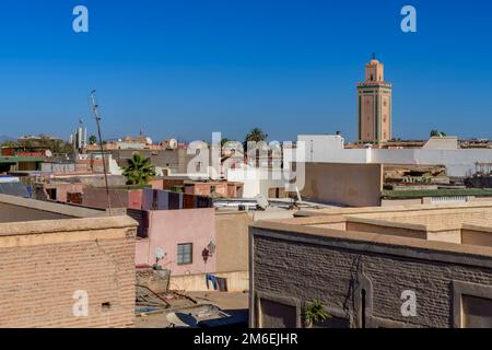 Sopra i tetti a Marrakech. Ripresa dalla terrazza sul tetto della Maison des Epices. Minareti a moderni pannelli solari; palme a piatti satellitari. Foto Stock