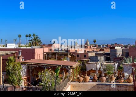 Sopra i tetti a Marrakech. Ripresa dalla terrazza sul tetto della Maison des Epices. Minareti a moderni pannelli solari; palme a piatti satellitari. Foto Stock