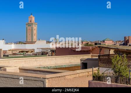 Sopra i tetti a Marrakech. Ripresa dalla terrazza sul tetto della Maison des Epices. Minareti a moderni pannelli solari; palme a piatti satellitari. Foto Stock