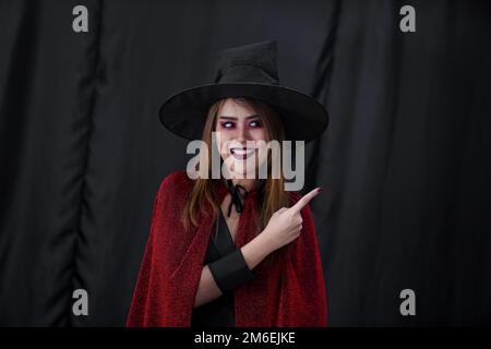 Ritratto di donna asiatica in tessuto di Halloween Foto Stock
