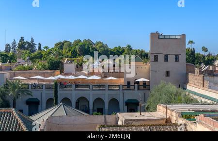 Sopra i tetti a Marrakech. Ripresa dalla terrazza sul tetto della Maison des Epices. Minareti a moderni pannelli solari; palme a piatti satellitari. Foto Stock