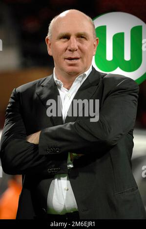 FOTO DI ARCHIVIO: Dieter Hoeness festeggia il suo 70th° compleanno il 7 gennaio 2023, Dieter Hoeness diventa manager a VFL Wolfsburg - questo è riportato da un importante quotidiano tedesco tabloid, football, VFL Wolfsburg. FOTO MONTAGGIO, 21.12.2009. SVEN SIMON, Princess-Luise-Str.41#45479 Muelheim/Ruhr#tel.0208/9413250#fax 0208/9413260#conto bancario GLSB n.: 4030 025 100, BLZ 430 609 67#www.SvenSimon.net# e-mail: SvenSimon@t-online.de. Foto Stock