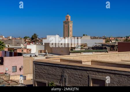 Sopra i tetti a Marrakech. Ripresa dalla terrazza sul tetto della Maison des Epices. Minareti a moderni pannelli solari; palme a piatti satellitari. Foto Stock