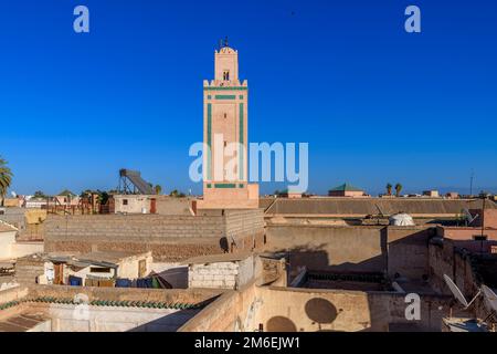 Sopra i tetti a Marrakech. Ripresa dalla Torre presso i Giardini segreti. Minareti elaborati a moderni pannelli solari; palme a piatti satellitari. Foto Stock