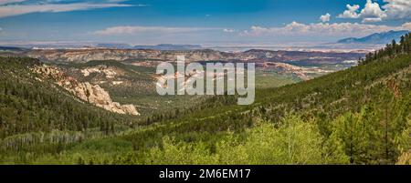 Vista in lontananza di WaterPocket Fold, Capitol Reef, da Larb Hollow Overlook, Journey Through Time Scenic Byway (Utah 12), Dixie National Forest, Utah Foto Stock