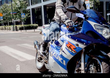 Varsavia. Polonia. 07/29/2020. Guglia di Varsavia. Guy on con una moto Suzuki sport blu. Un motociclista in un casco passa attraverso Foto Stock