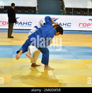 Orenburg, Russia - 21 ottobre 2017: I ragazzi gareggiano in Judo al torneo di Judo tutto russo tra bo Foto Stock