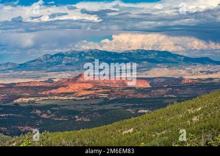Vista in lontananza di WaterPocket Fold, Capitol Reef, Henry Mountains, tramonto, vicino a Larb Hollow Overlook, Journey Through Time Scenic Byway, Utah, USA Foto Stock