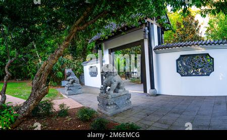 Leoni guardiani Cinesi all'entrata del Giardino Cinese di Hervey Bay, del Giardino Botanico di Hervey Bay, di Urangan Hervey Bay Queensland Australia Foto Stock