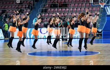 Orenburg, Russia - 3 ottobre 2019: Le ragazze cheerleading si esibiscono in una partita di basket nella partita di Foto Stock