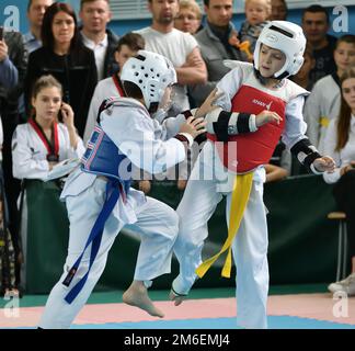 Orenburg, Russia - 19 ottobre 2019: I ragazzi gareggiano in taekwondo all'Orenburg Open Taekwondo Champi Foto Stock