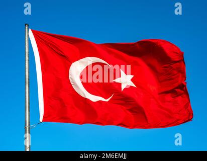 Bandiera turca sventolando nel cielo, Turchia. Foto Stock