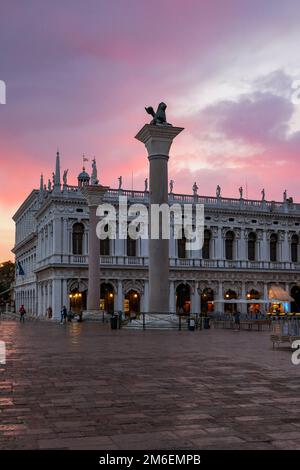 Piazza San Marco in un bellissimo tramonto colorato Foto Stock