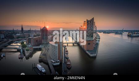 Panorama dell'Elbphilharmony, dell'Hafenity e di Speicherstadt ad Amburgo all'alba Foto Stock