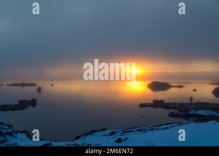 Gli snook autunnali e le gru con la prima neve sul lago Myvatn nel nord dell'Islanda Foto Stock