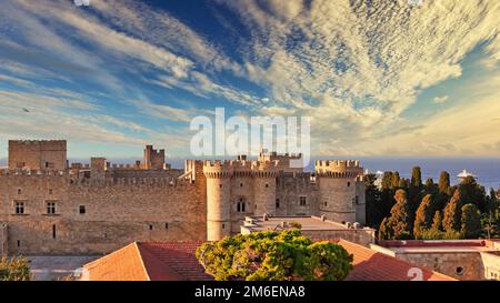 Il Palazzo del Gran Maestro dei Cavalieri è un castello medievale nella vecchia città di Rodi, Grecia Foto Stock