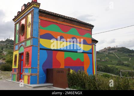 La Morra, Piemonte, Italia - 8 settembre 2022: La Cappella della Madonna delle grazie. Più comunemente Cappella del Barolo o Cappella delle Brunate vicino a la Foto Stock