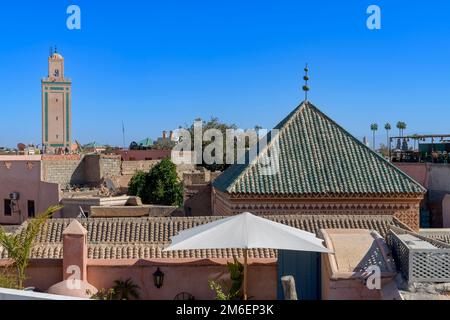 Sopra i tetti a Marrakech. Ripresa dal Riad Assala. Da elaborati minareti a moderni pannelli solari; palme a piatti satellitari. Foto Stock