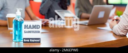 Segnaletica panoramica di gel alcolico igienizzante per le mani nella sala riunioni Foto Stock
