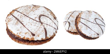 Pan di zenzero con marmellata di frutti di bosco su fondo bianco. Dolce dissert al tè. Primo piano, Foto Stock