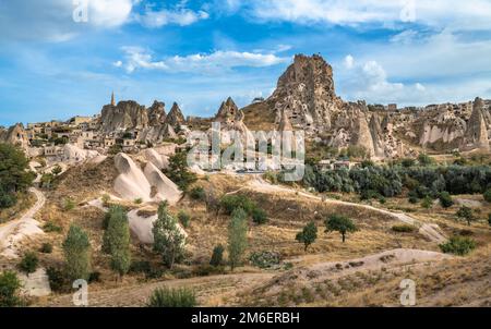 Uchisar castello e città di roccia naturale, Cappadocia, Anatolia centrale, Turchia Foto Stock