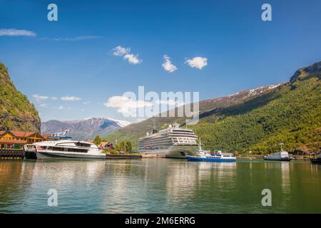 Porto di Flam contro fiordo con nave da crociera in Norvegia Foto Stock