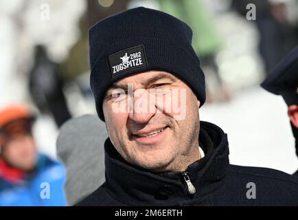 Grainau, Germania. 04th Jan, 2023. Il primo ministro bavarese Markus Söder (CSU, M) chiacchiera con i membri della squadra di salvataggio in montagna a Zugspitzplatt durante una dimostrazione pratica sulla ricerca di vittime di valanghe. Esperti del Club Alpino Tedesco, del Servizio Soccorso in montagna, dell'Associazione tedesca istruttori di Sci, del Servizio Avvertenze valanghe e delle guide alpine della polizia si sono incontrati per una conferenza stampa sulla sicurezza alpina. Credit: Angelika Warmuth/dpa/Alamy Live News Foto Stock