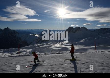 Grainau, Germania. 04th Jan, 2023. Gli sciatori approfittano delle piste dello Zugspitzplatt sotto il sole. Credit: Angelika Warmuth/dpa/Alamy Live News Foto Stock