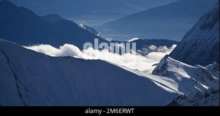 Grainau, Germania. 04th Jan, 2023. Le nuvole sono appese tra le montagne innevate. Credit: Angelika Warmuth/dpa/Alamy Live News Foto Stock