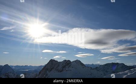 Grainau, Germania. 04th Jan, 2023. Il sole splende sulla sommità delle cime della piastra. Credit: Angelika Warmuth/dpa/Alamy Live News Foto Stock