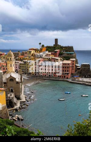 Cartolina classica veduta aerea di Vernazza, cinque Terre, Italia Foto Stock