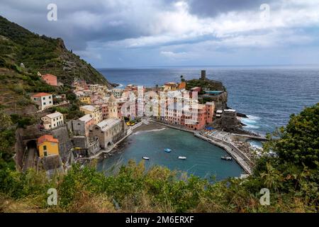 Cartolina classica veduta aerea di Vernazza, cinque Terre, Italia Foto Stock