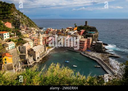 Cartolina classica veduta aerea di Vernazza, cinque Terre, Italia Foto Stock