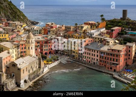 Cartolina classica veduta aerea di Vernazza, cinque Terre, Italia Foto Stock
