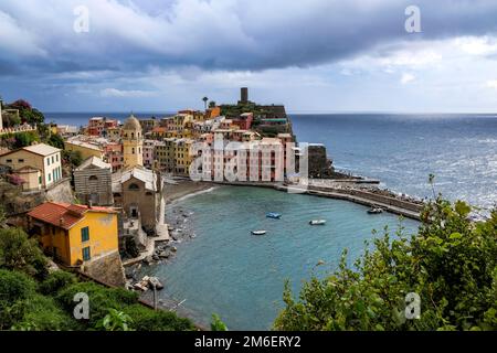 Cartolina classica veduta aerea di Vernazza, cinque Terre, Italia Foto Stock