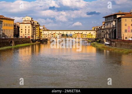 Ponte Vecchio sul fiume Arno con le sue colorate casette sospeso - Firenze, Toscana, Italia Foto Stock