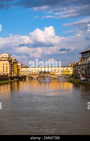 Ponte Vecchio sul fiume Arno con le sue colorate casette sospeso - Firenze, Toscana, Italia Foto Stock