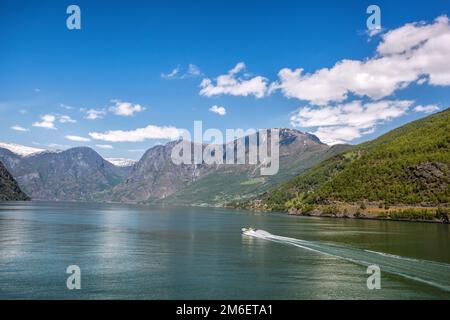 Porto di Flam con barca turistica nel fiordo, Norvegia Foto Stock