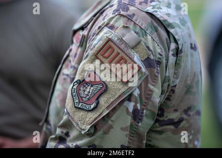 Airman 1st Class Gabriel barba, 18th ingegnere civile Squadron marciapiede e operatore di attrezzature, indossa una patch “Dirt Boys” per mostrare il suo lavoro a Camp Futenma, Giappone, 26 aprile 2022. 18th l'ingegnere civile Squadron Airmen è stato in grado di completare la formazione delle attrezzature durante un rinnovo dei binari insieme a MWSS-172 Marines. Foto Stock