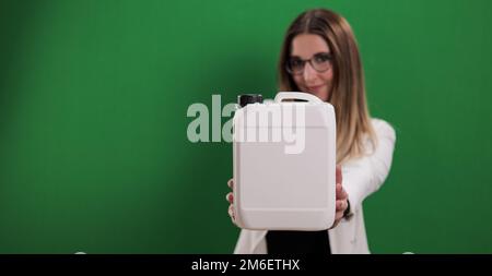 La giovane donna tiene un canister - ideale per il mock-up Foto Stock