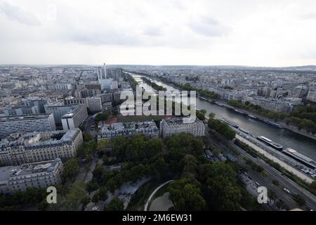 La Torre Eiffel e la vista dal secondo piano. Parigi, Francia Foto Stock