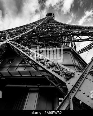 La Torre Eiffel e la vista dal secondo piano. Parigi, Francia Foto Stock