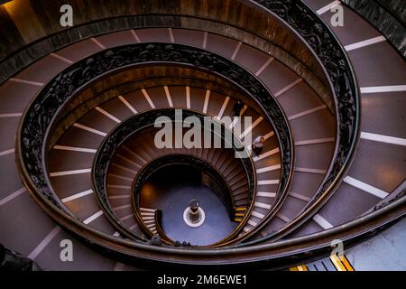 Bella scalinata Bramante all'interno dei Musei Vaticani Foto Stock