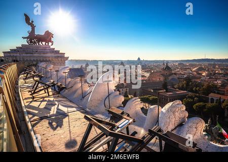 Città eterna di Roma vista dalla terrazza delle quadrighe, capitale d'Italia Foto Stock