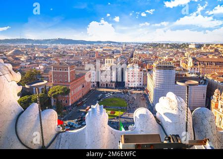 Città eterna di Roma vista dalla terrazza delle quadrighe, capitale d'Italia Foto Stock