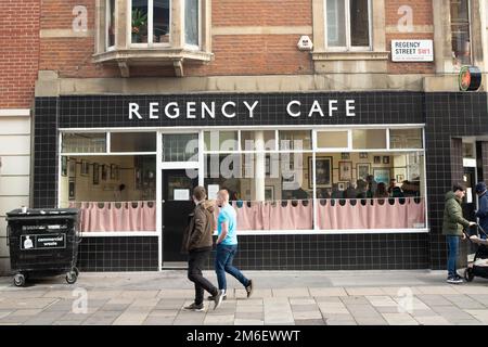 Londra - Novembre 2022: Regency Cafe nel SW1 - Nessun angolo caffè con esterno piastrellato, per colazioni inglesi complete e menu tradizionale britannico Foto Stock