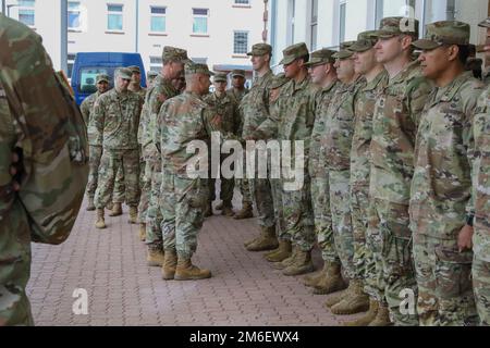 Il generale Christopher Cavoli, comandante dell'Europa e dell'Africa dell'esercito degli Stati Uniti, visita le truppe del 21st° comando di sostegno del teatro e presenta monete al Panzer Kaserne di Kaiserslautern, Germania, il 26 aprile 2022. Il generale Cavoli li ha ringraziati per tutto il duro lavoro svolto dai soldati e li sacrifica e le loro famiglie negli ultimi mesi. Foto Stock