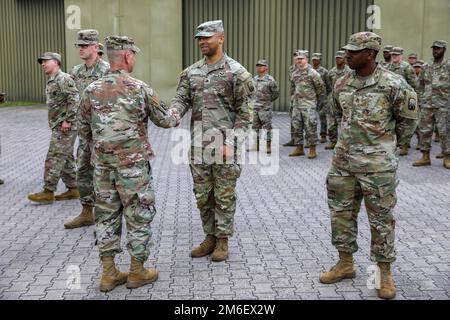 Christopher Cavoli, comandante generale dell'esercito degli Stati Uniti d'Europa e Africa, visita le truppe della Brigata di sostegno del 16th e presenta monete alla caserma delle Ordinanze del Reno a Kaiserslautern, Germania il 26 aprile 2022. Il generale Cavoli li ha ringraziati per tutto il duro lavoro svolto dai soldati e li sacrifica e le loro famiglie negli ultimi mesi. Foto Stock